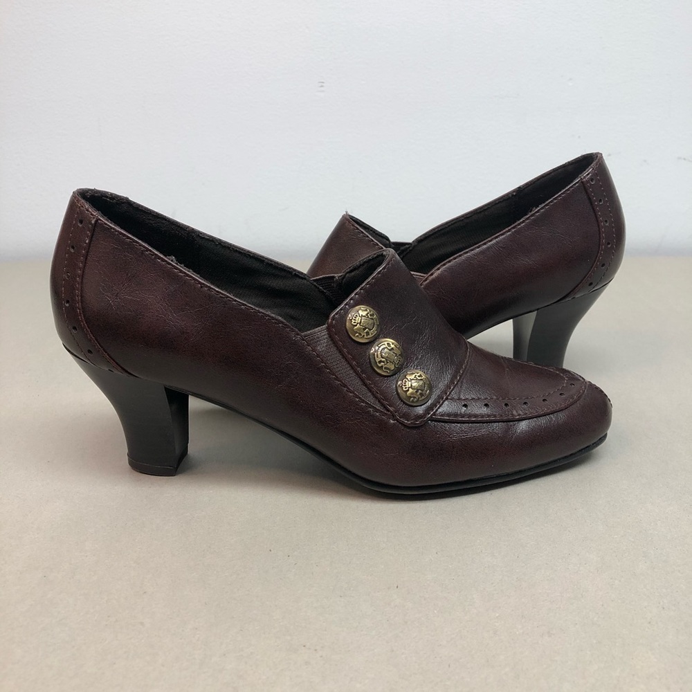 LIFE STRIDE Brown & Gold Button Front Pumps 6M